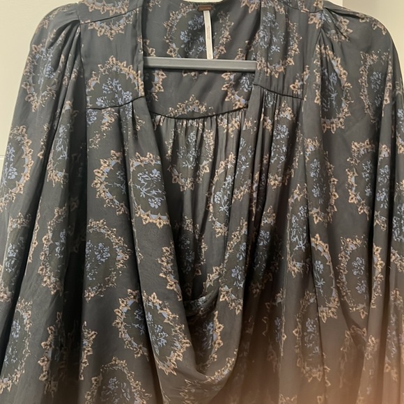 Free People cowl neck blouse. Size L - Picture 5 of 6